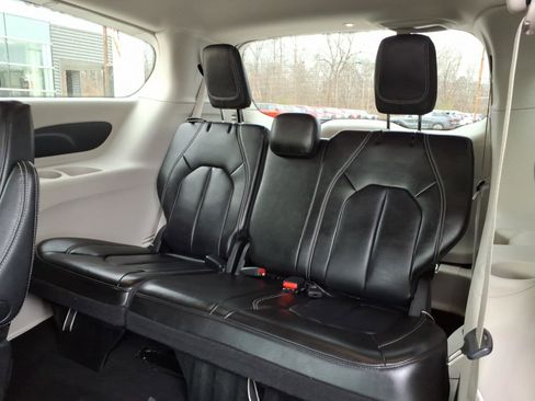 Used 2023 Chrysler Pacifica Touring-L image 14