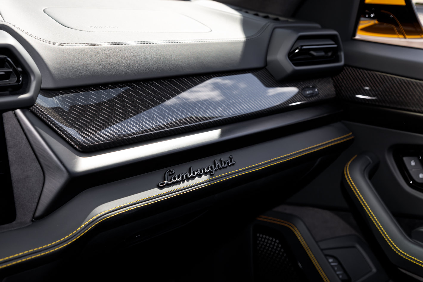 Used 2025 Lamborghini Urus S AWD/4WD image 36