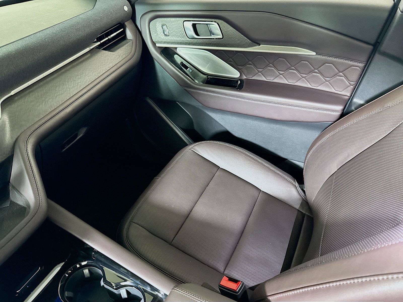 Used 2025 Ford Explorer Platinum w/ LUX Leather Package AWD/4WD image 23