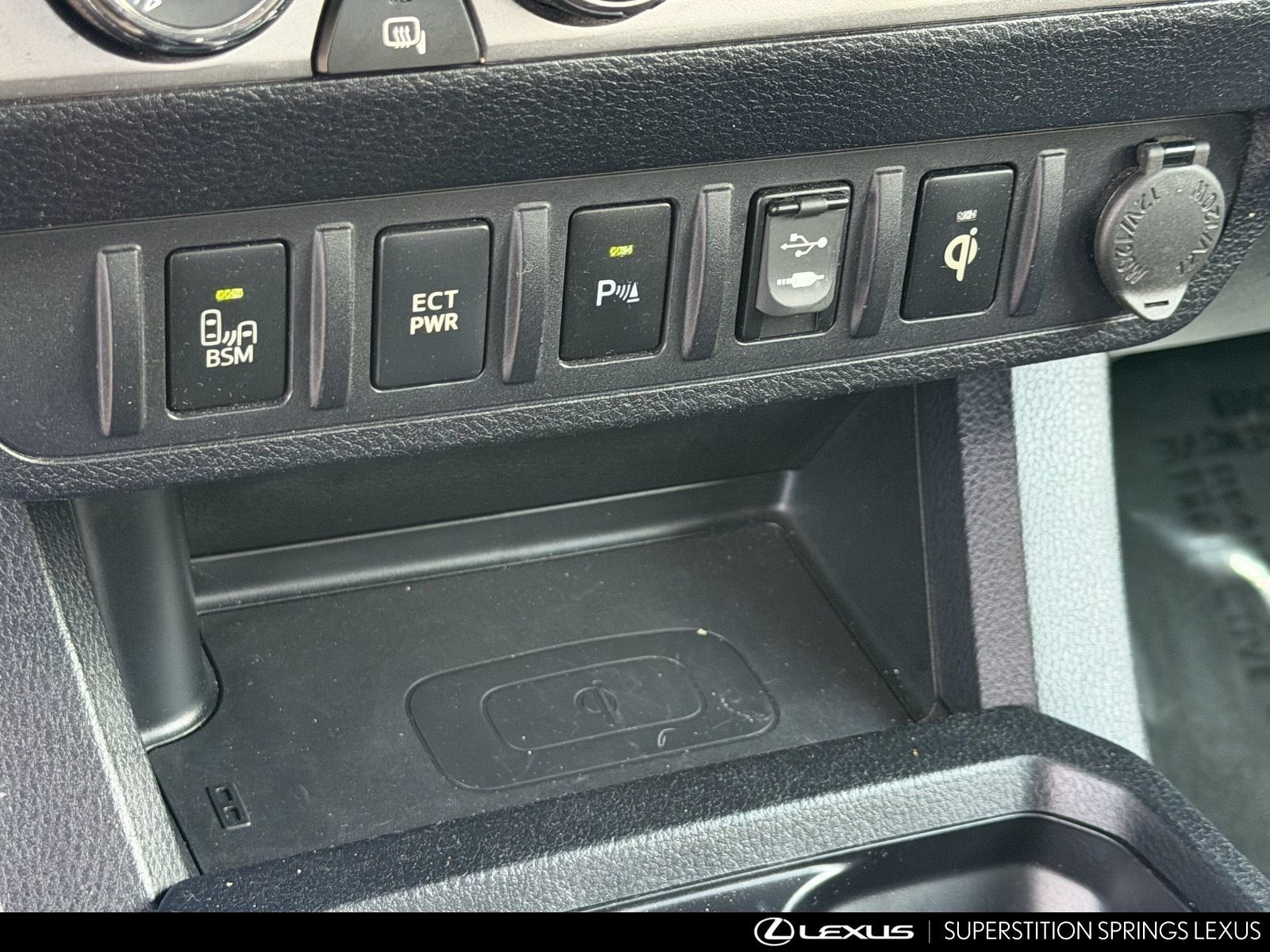 Used 2016 Toyota Tacoma Limited w/ Towing Package AWD/4WD image 30
