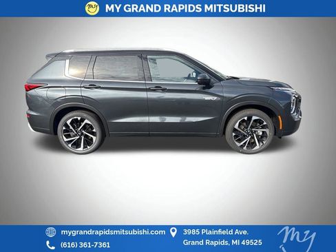 New 2025 Mitsubishi Outlander SEL image 2