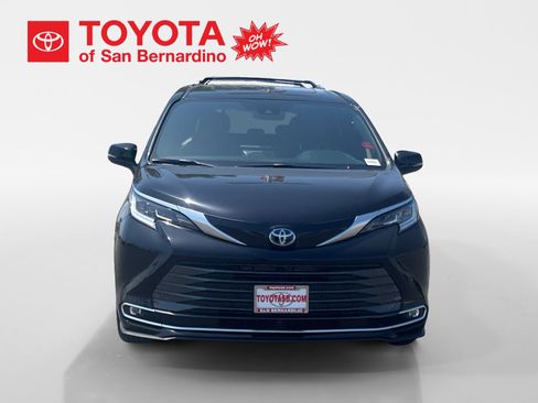 Used 2025 Toyota Sienna Limited FWD image 8