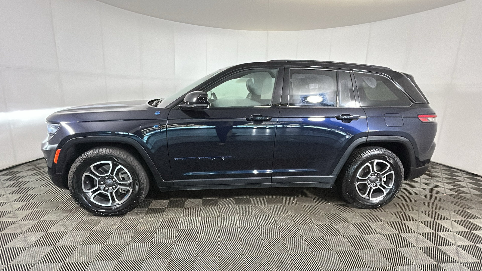 Used 2023 Jeep Grand Cherokee Trailhawk w/ Luxury Tech Group III AWD/4WD image 7