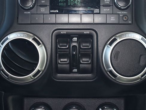 Used 2017 Jeep Wrangler Unlimited Sahara w/ Connectivity Group image 28