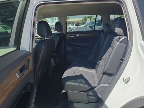 Used 2024 Volkswagen Atlas SE FWD image 12