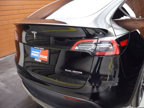 Used 2023 Tesla Model Y Performance image 3