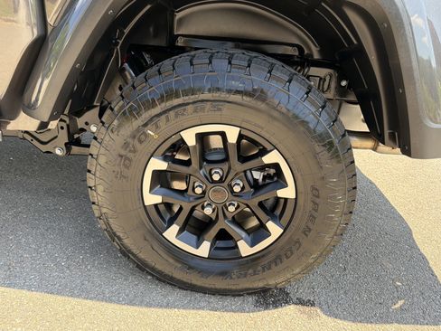 Used 2025 Jeep Gladiator Sport AWD/4WD image 19