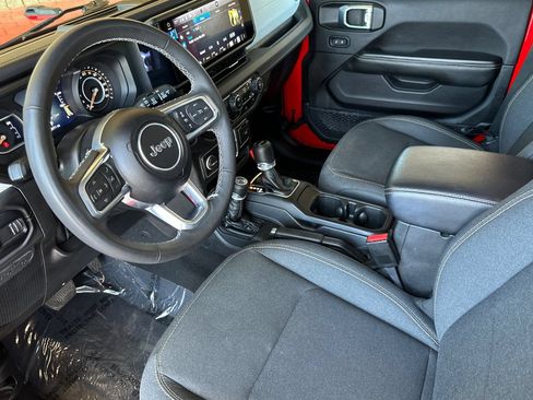 Used 2025 Jeep Wrangler Unlimited Sahara AWD/4WD image 10