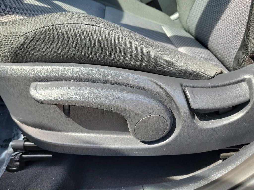 Used 2025 Kia Soul LX w/ LX Technology Package FWD image 21