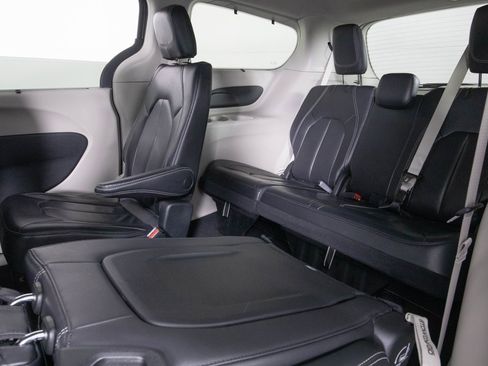 Used 2022 Chrysler Pacifica Touring-L image 15