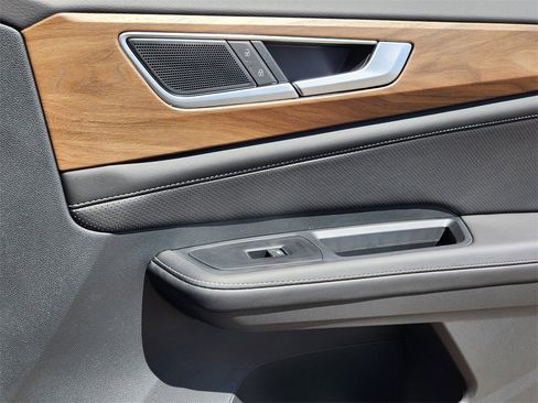 New 2025 Volkswagen Atlas Peak Edition SE image 18