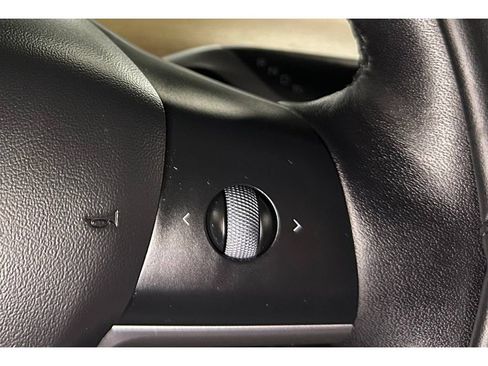 Used 2022 Tesla Model Y Long Range AWD/4WD image 23