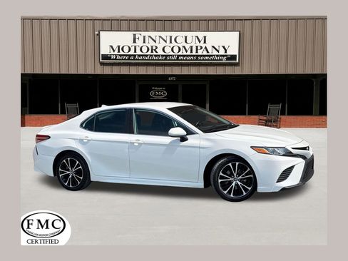 Used 2020 Toyota Camry SE FWD image 1
