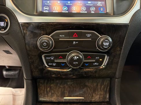 Used 2018 Chrysler 300 Limited AWD/4WD image 15