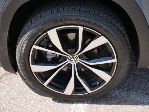 Certified 2024 Volkswagen Atlas Cross Sport SEL Premium R-Line AWD/4WD image 15