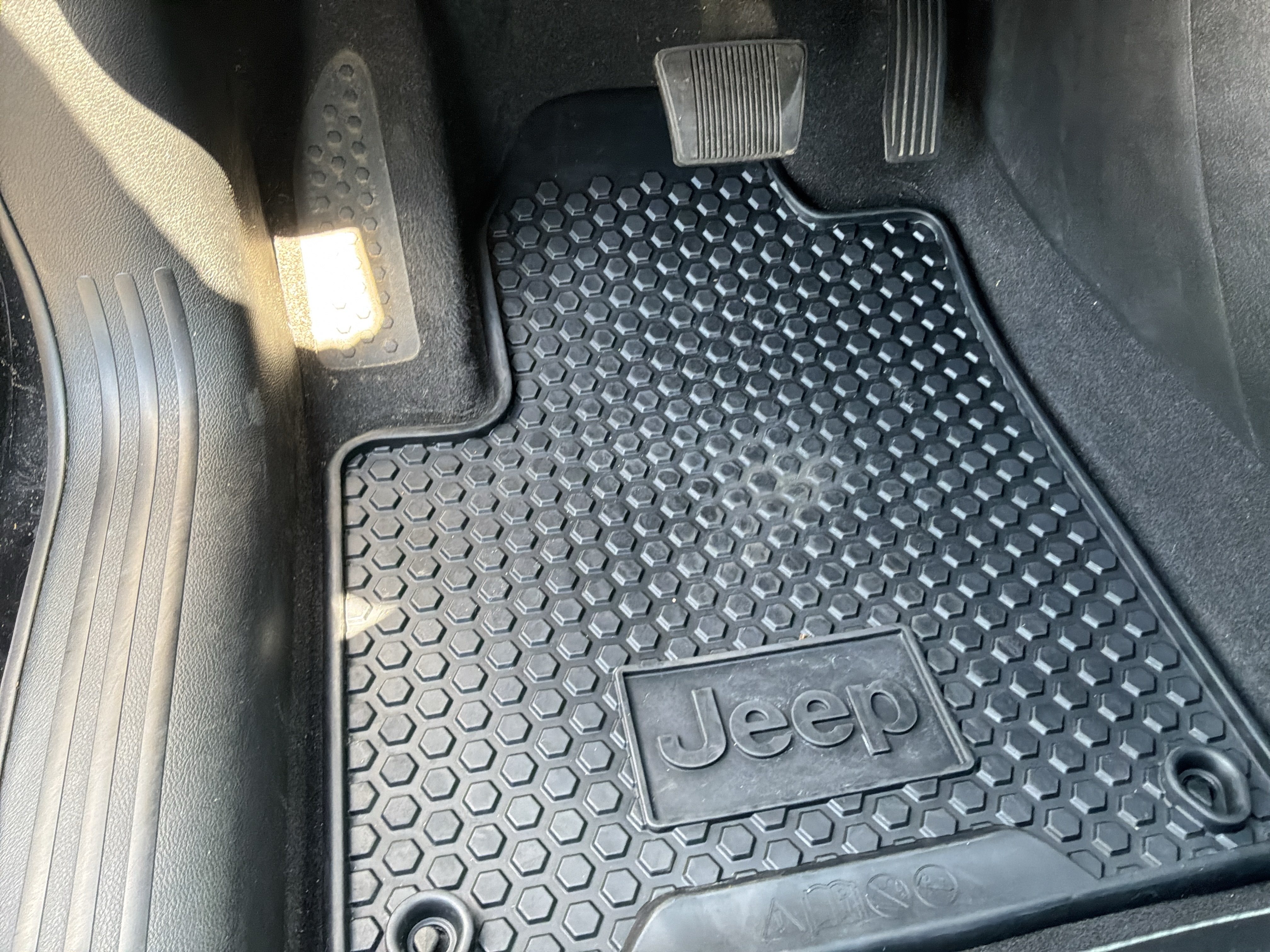 Used 2022 Jeep Cherokee Trailhawk w/ Premium Leather Package AWD/4WD image 17