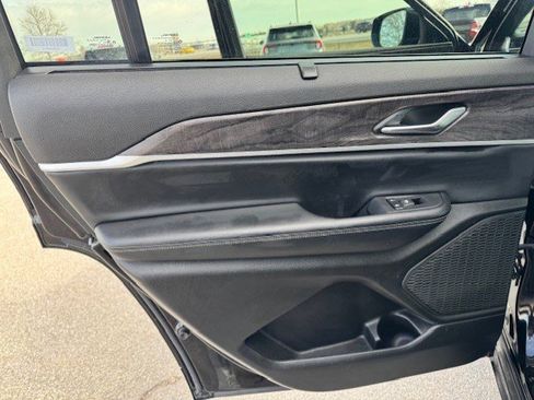 Used 2024 Jeep Grand Cherokee L Limited w/ Luxury Tech Group II image 25