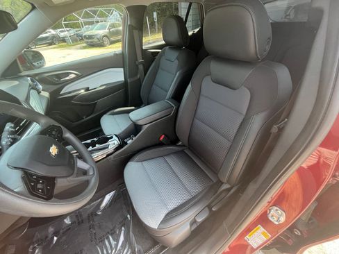 Used 2025 Chevrolet Trax LT image 34