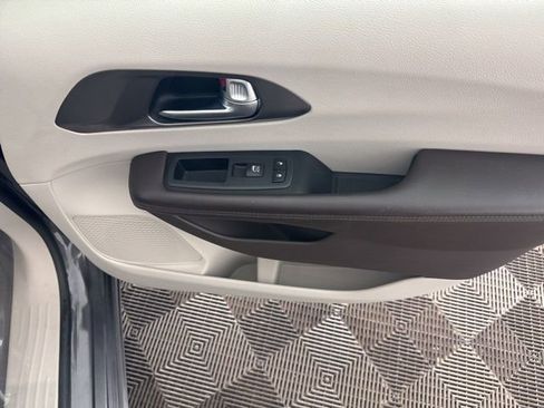 Used 2019 Chrysler Pacifica Touring-L w/ Advanced Safetytec Group image 24