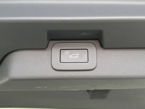 Used 2025 Land Rover Discovery S AWD/4WD image 10