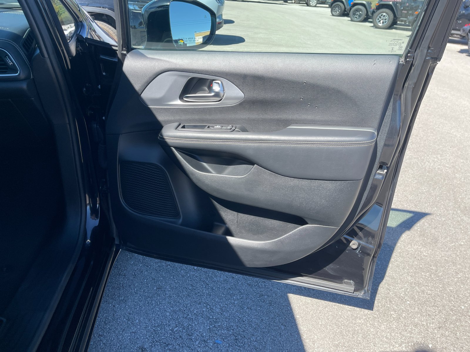 Used 2025 Chrysler Pacifica Limited FWD image 20