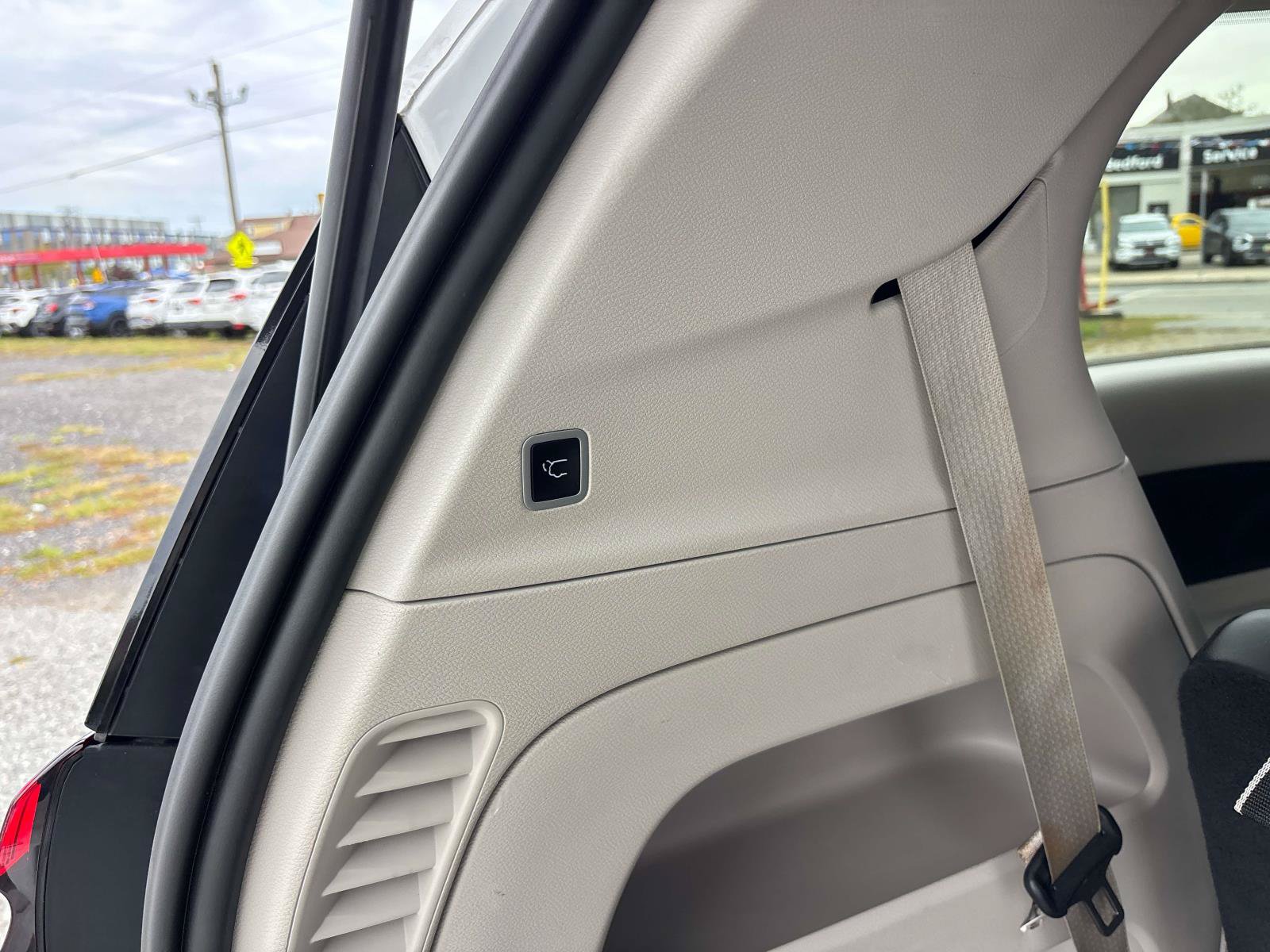 Used 2024 Chrysler Pacifica Touring-L FWD image 18