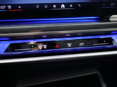 Used 2023 BMW i7 xDrive60 image 30