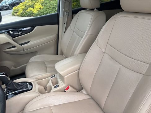 Used 2019 Nissan Rogue SL w/ Premium Package image 17