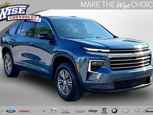 Used 2024 Chevrolet Traverse LT w/ Trailering Package FWD image 1