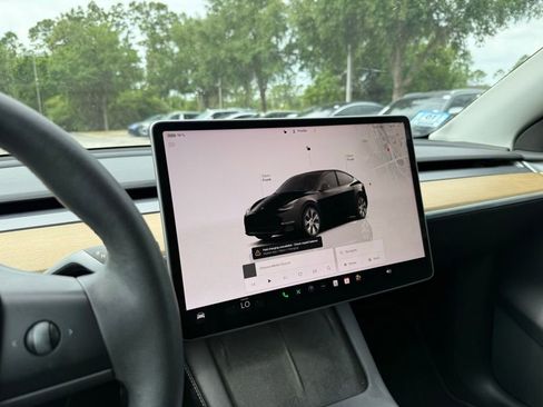 Used 2022 Tesla Model Y Long Range AWD/4WD image 24