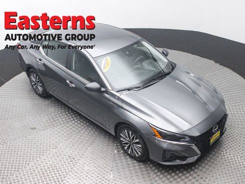 Used 2025 Nissan Altima 2.5 SV image 3