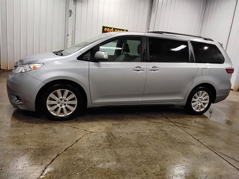 Used 2016 Toyota Sienna XLE image 5