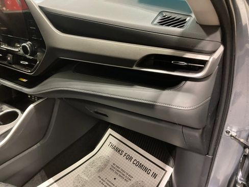 Used 2024 Toyota Highlander XLE image 7