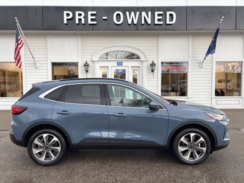 Used 2025 Ford Escape Platinum image 4