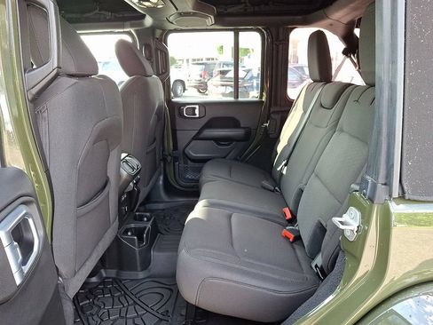 Used 2022 Jeep Wrangler Unlimited Sahara w/ Cold Weather Group AWD/4WD image 10
