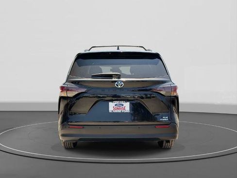 Used 2024 Toyota Sienna XLE w/ XLE Plus Package FWD image 6