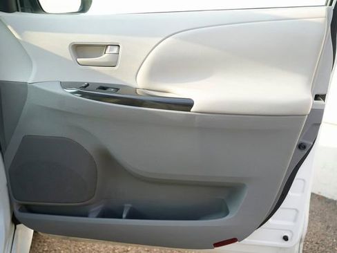 Used 2011 Toyota Sienna FWD image 29