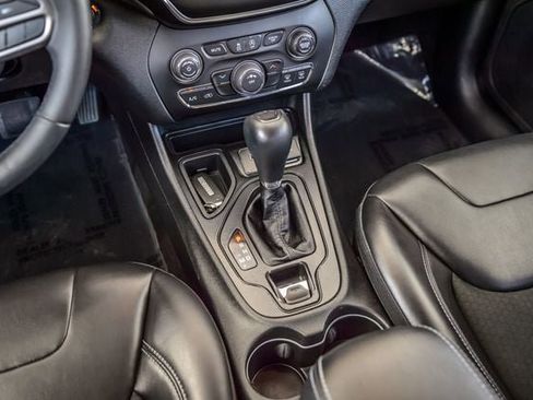 Used 2019 Jeep Cherokee Latitude Plus FWD image 31