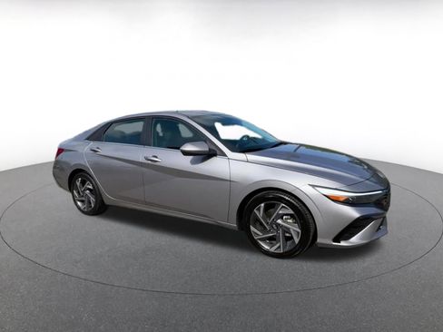 Used 2025 Hyundai Elantra SEL FWD image 2