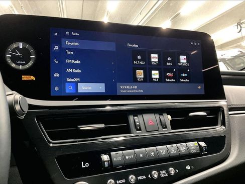 Used 2025 Lexus ES 300h w/ Premium Package image 31