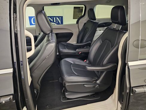 Used 2024 Chrysler Pacifica Limited FWD image 19