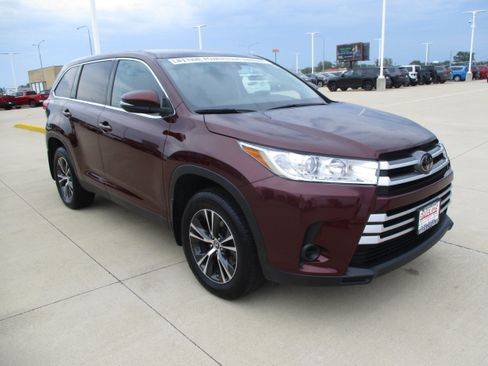 Used 2019 Toyota Highlander LE AWD/4WD image 9