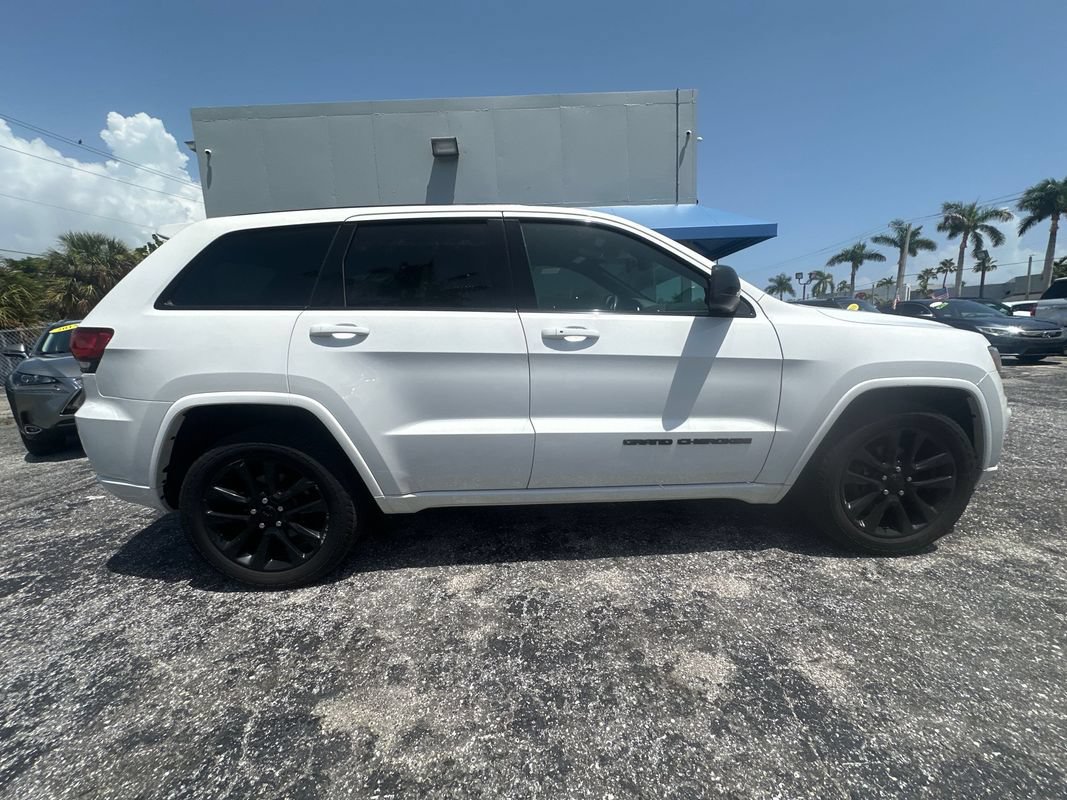 Used 2017 Jeep Grand Cherokee Altitude AWD/4WD image 7