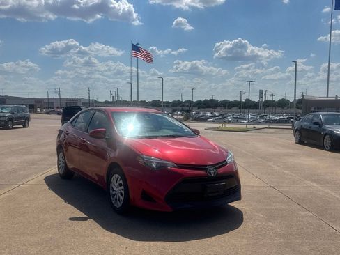 Used 2017 Toyota Corolla LE FWD image 2