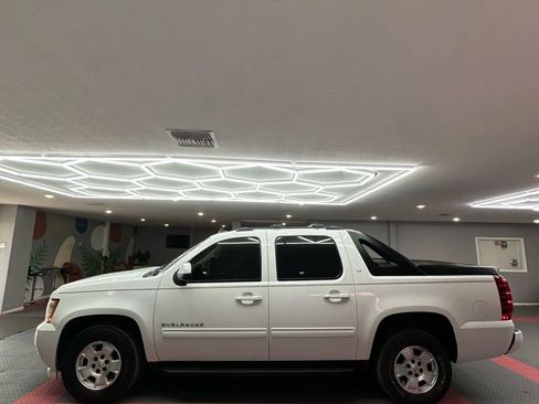 Used 2011 Chevrolet Avalanche LT image 3