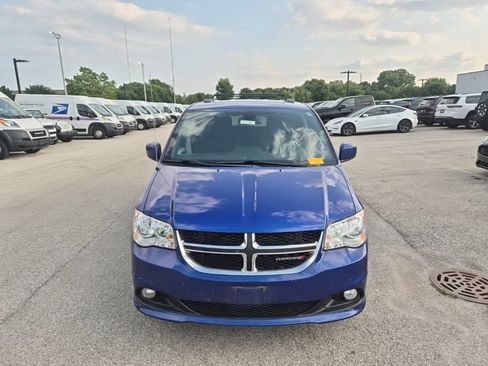 Used 2019 Dodge Grand Caravan SXT w/ Driver Convenience Group FWD image 2
