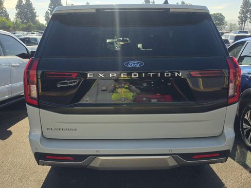 Used 2025 Ford Expedition Platinum AWD/4WD image 3
