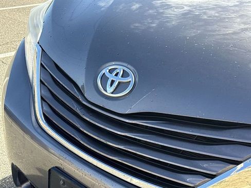 Used 2015 Toyota Sienna LE image 26