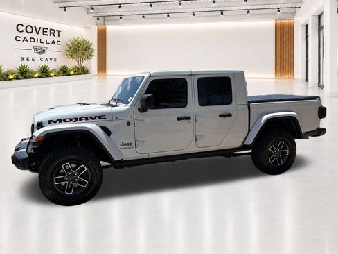 Used 2025 Jeep Gladiator Mojave w/ Convenience Group AWD/4WD image 5