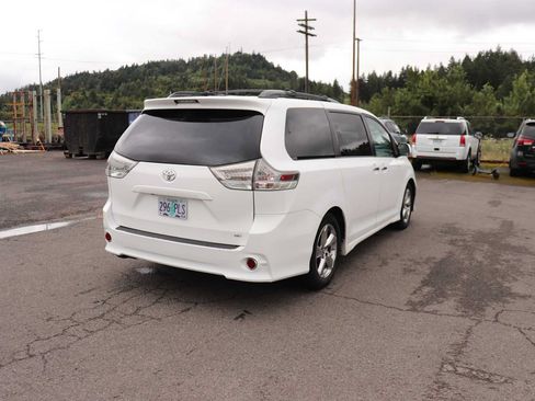 Used 2014 Toyota Sienna SE FWD image 5